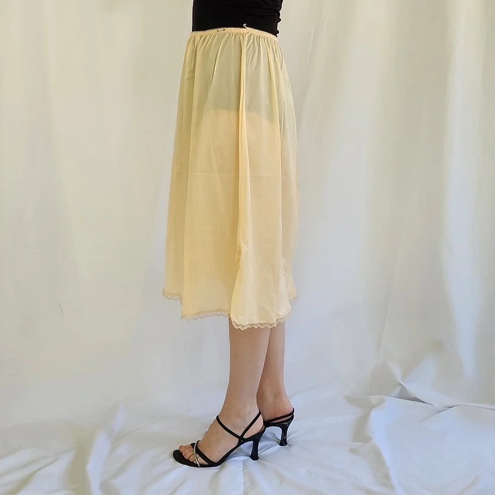 70s Nude Knee‎ Length Slip - Picture 2 of 6